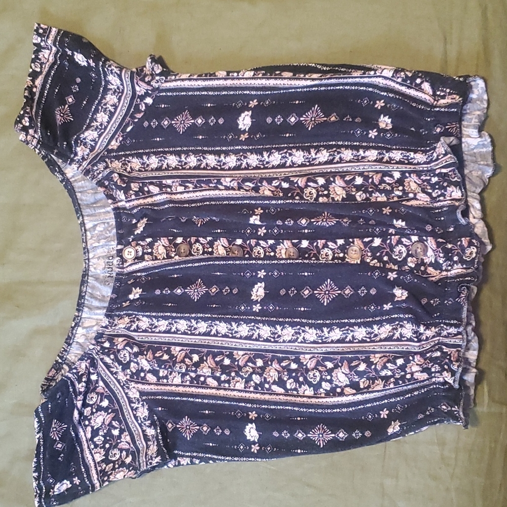 Mudd peasant styled blouse size small. Black with light pink detailing.